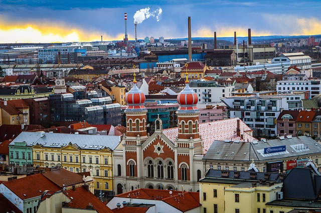 kostel ve městě